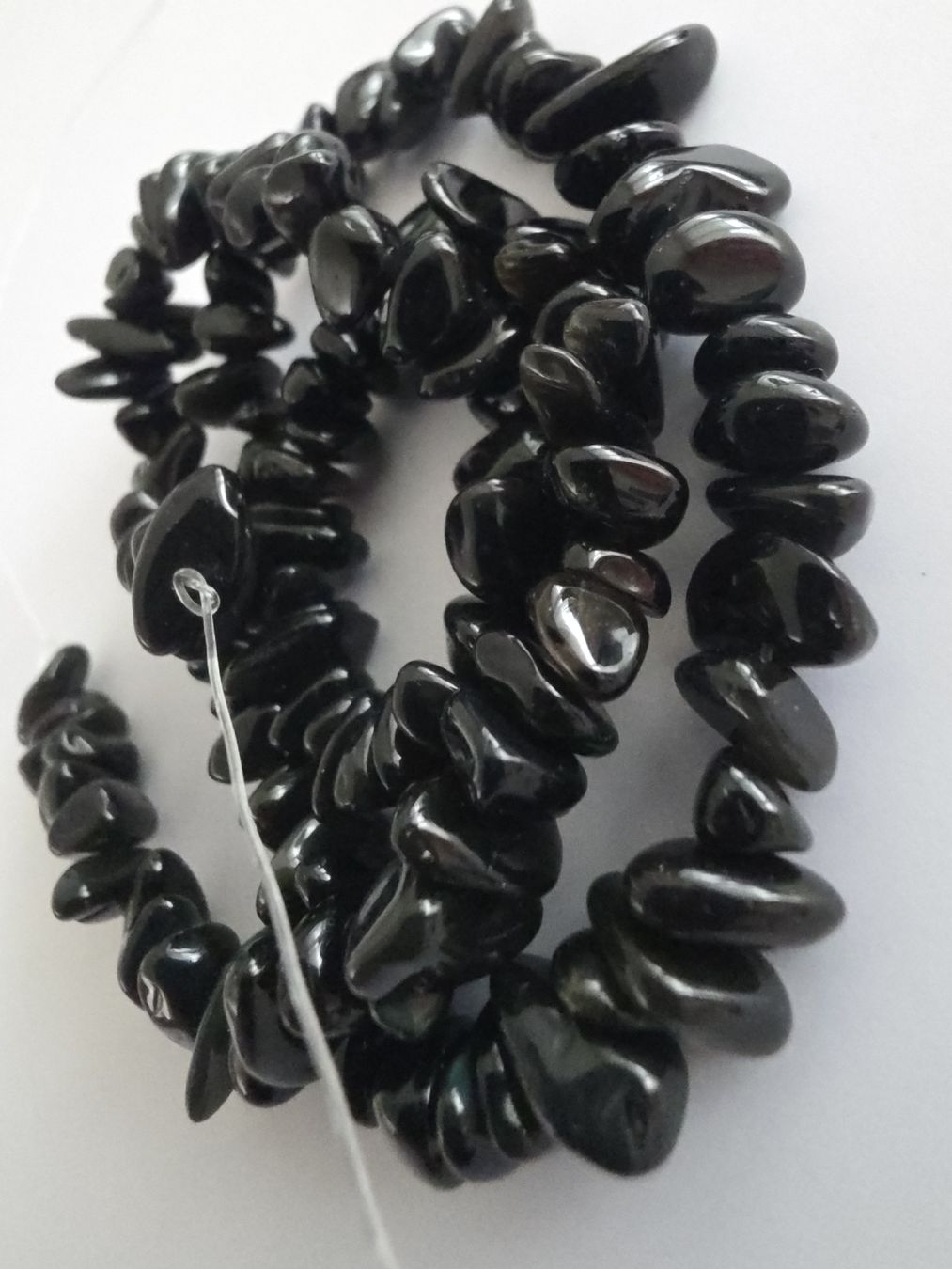 Minerali & Pietre curative: Onyx schwarz Splitter ca. 5-8mm. Strang – Nuovo e nell'imballaggio originale da Menziken venduto da Mirager 1