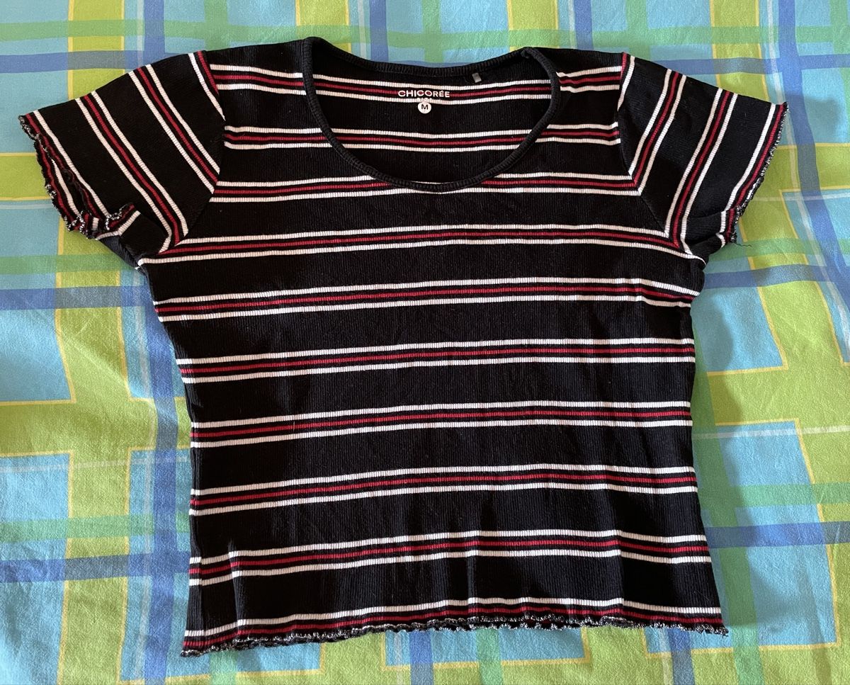 T-Shirts: T-Shirt, gestreift, schwarz-rot-weiss, Gr. M – Gebraucht aus Allschwil von Robot3