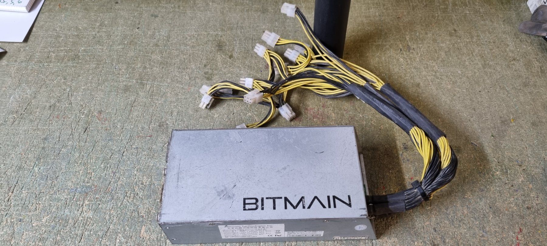 Bitmain Coin Miner: PSU APW 3 1600W – Usato da Dorf venduto da Miner-supply