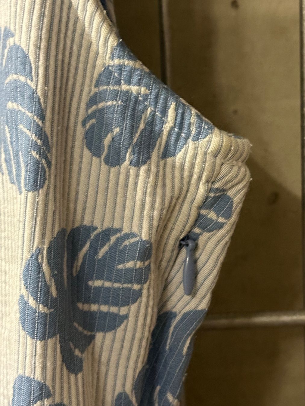 Kleider: Hellblaues weisses Kleid mit Pflanzenmotiv – Gebraucht aus Glattpark(Opfikon) von AydenM 3