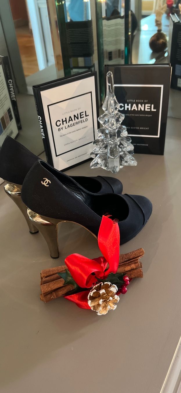 Chanel Scarpe da donna: Chaussures Chanel noires et dorées pointure 39 – Usato da Lausanne venduto da Flo1006 2