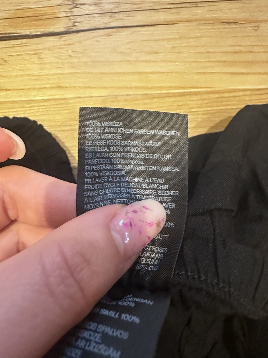 H&M Pantaloni: Shorts H&M Divided schwarz Grösse 32 Viskose  – Usato da Buchs AG venduto da Dasmusstduhaben 2