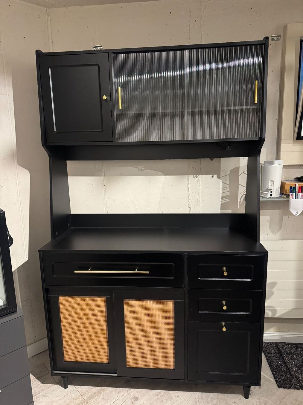 Credenze: Hohes Küchen-Sideboard – Nuovo (secondo la descrizione) da Winterthur venduto da Rescue307