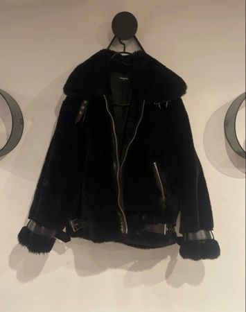 Veste fausse fourrure noire The Kooples