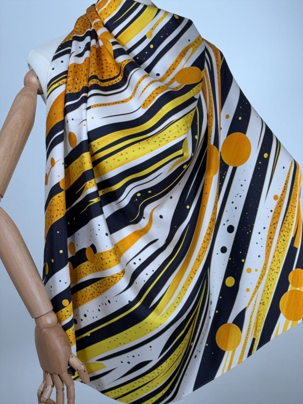 Foulard & Sciarpe: Schöner Seidenfoulard "Stripes" – Nuovo e nell'imballaggio originale da Dättwil AG venduto da AnDani2. 2