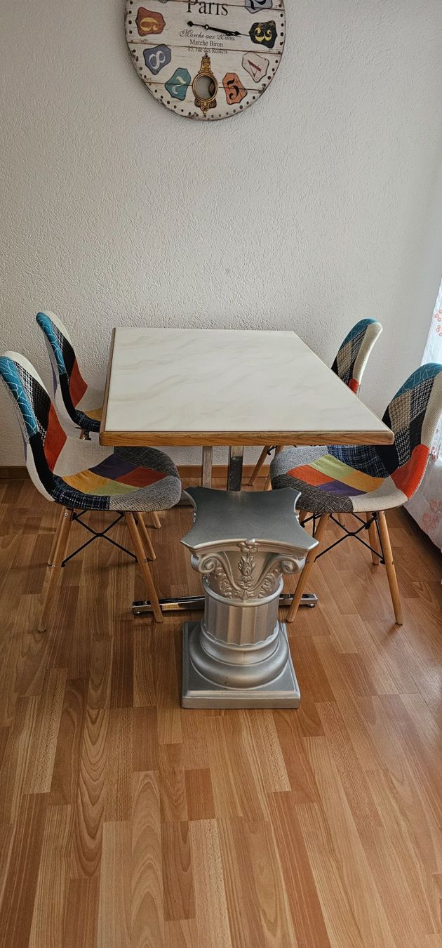 Tavoli: Tisch mit Carrara-Marmor, 4 Stühle, Deko-Säule – Usato da Wädenswil venduto da Jenny281192
