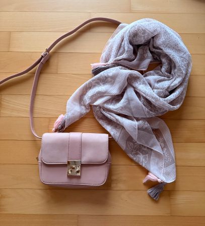 Kleine Tasche mit passendem Schaal