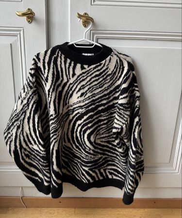 BLACK AND WHITE ZEBRA SWEATER