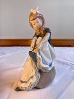 Porzellanfigur Lladro "Girl tying shoes"