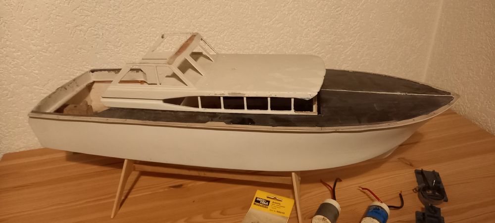 Bateau "Cobra" de Graupner Nr 2166 avec kit 578 (Defekt) in Plan-les
