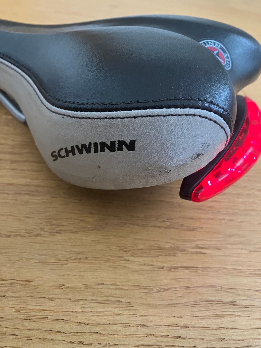 Pezzi di ricambio: Schwinn Sattel mit LED Beleuchtung – Usato da Obermumpf venduto da Estrela67 7