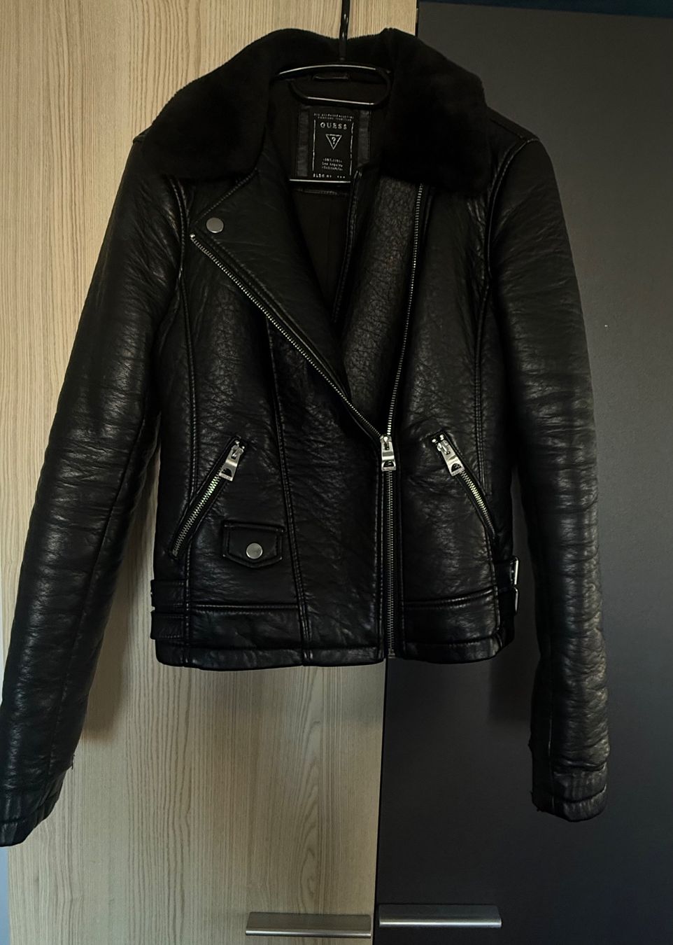 Guess Giacche: Guess Lederjacke Schwarz mit Fellkragen, Grösse M – Usato da Altendorf venduto da Elenaneagu22 1
