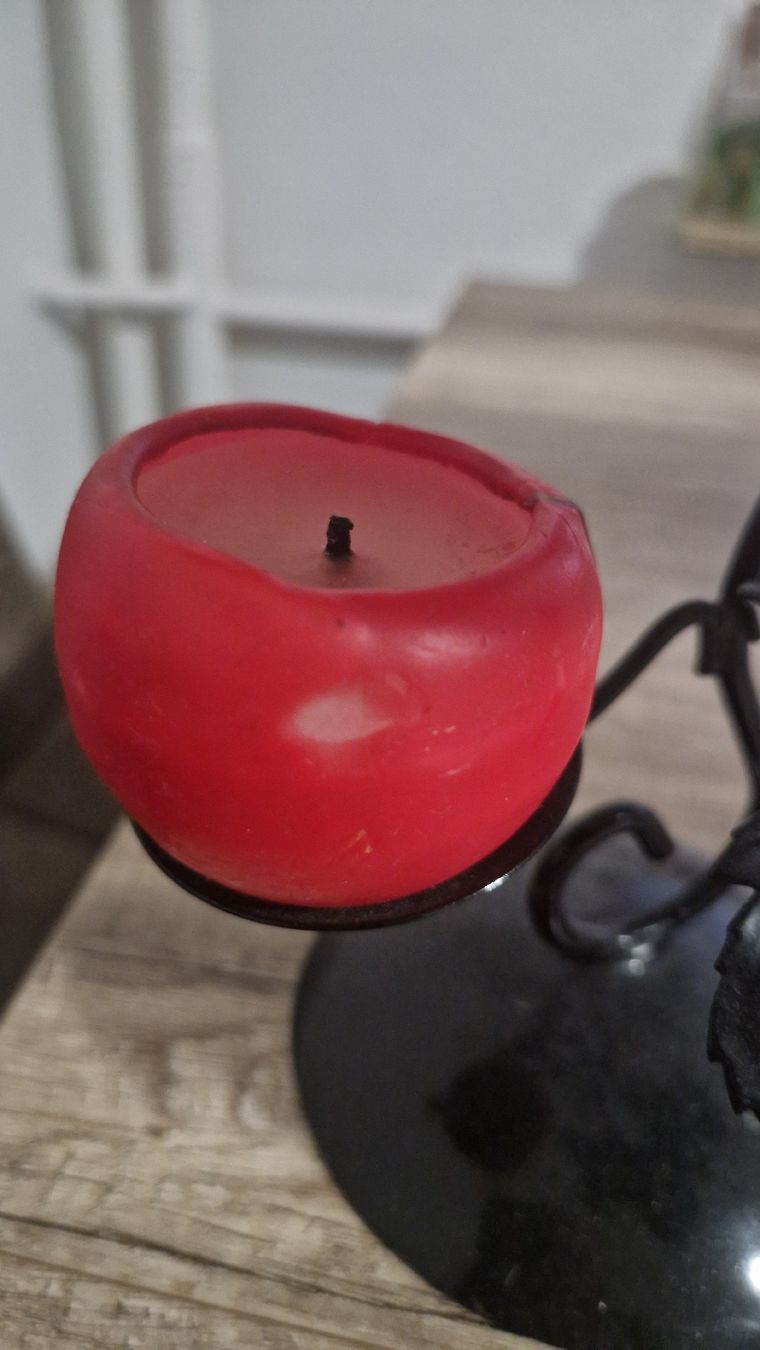Portacandele: Kerzenständer mit roten Apfel-Kerzen – Usato da Buchs SG venduto da mr9470 1