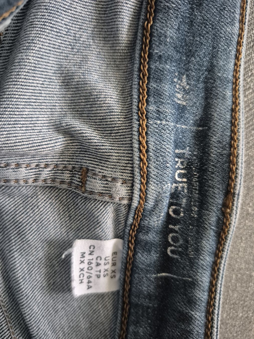 H&M Lotti di vestiti: ensemble H&M blouse XS/S jeans 34/36 – Usato da St-Pierre-Clages venduto da _RV 4