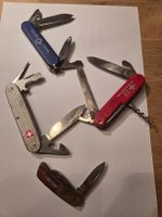 Vier Taschenmesser Victorinox und weitere
