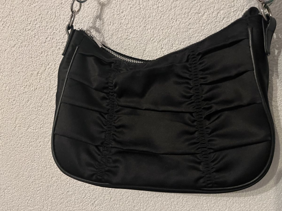 H&M Borse da donna: Schwarze Schultertasche mit silbernen Details – Usato da Laufen venduto da oceanwave. 1