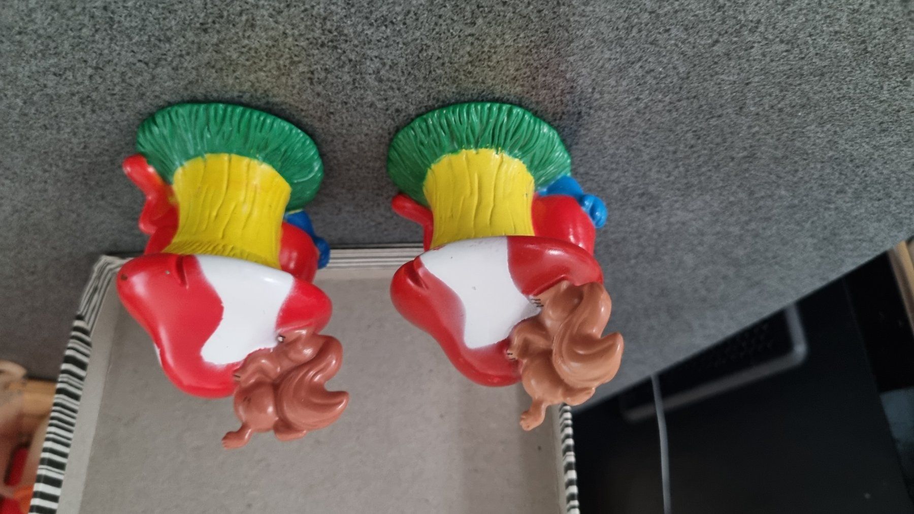 Spielzeuge: 2 Papy Stroumpfs dessous champignon avec écureuil – Gebraucht aus La Chaux-de-Fonds von mikilo1 1