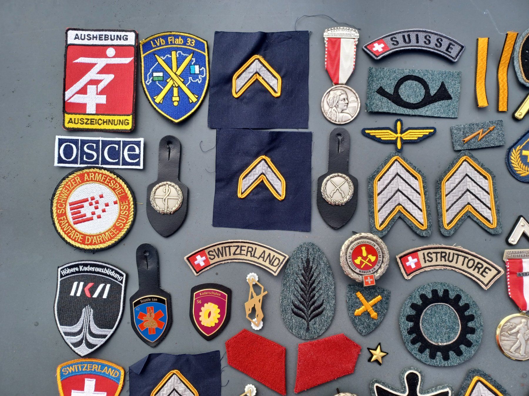 Armée suisse Uniformes: Lot verschiedene alte Abzeichen – D'occasion à Horw par Mikesch108 1
