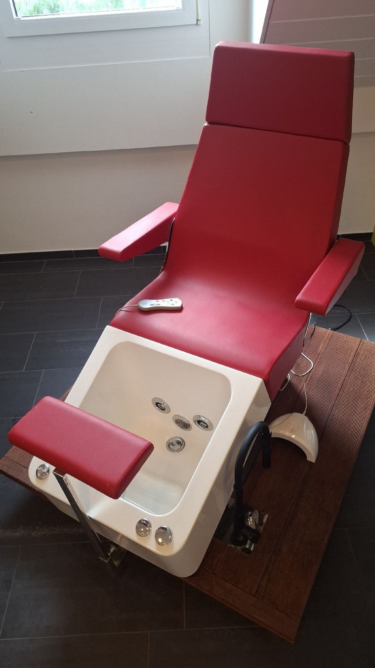 Lettini & sedie per cosmetici: Pedicure Spa Stuhl mit Massagefunktion  – Usato da Gossau SG venduto da zor_k6yd