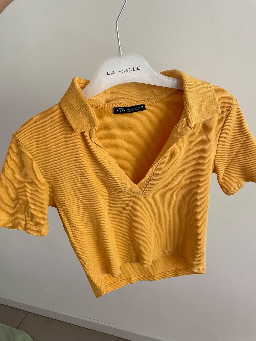 Zara Top: Crop-top jaune moutarde – Usato da Sion venduto da Mazarine_