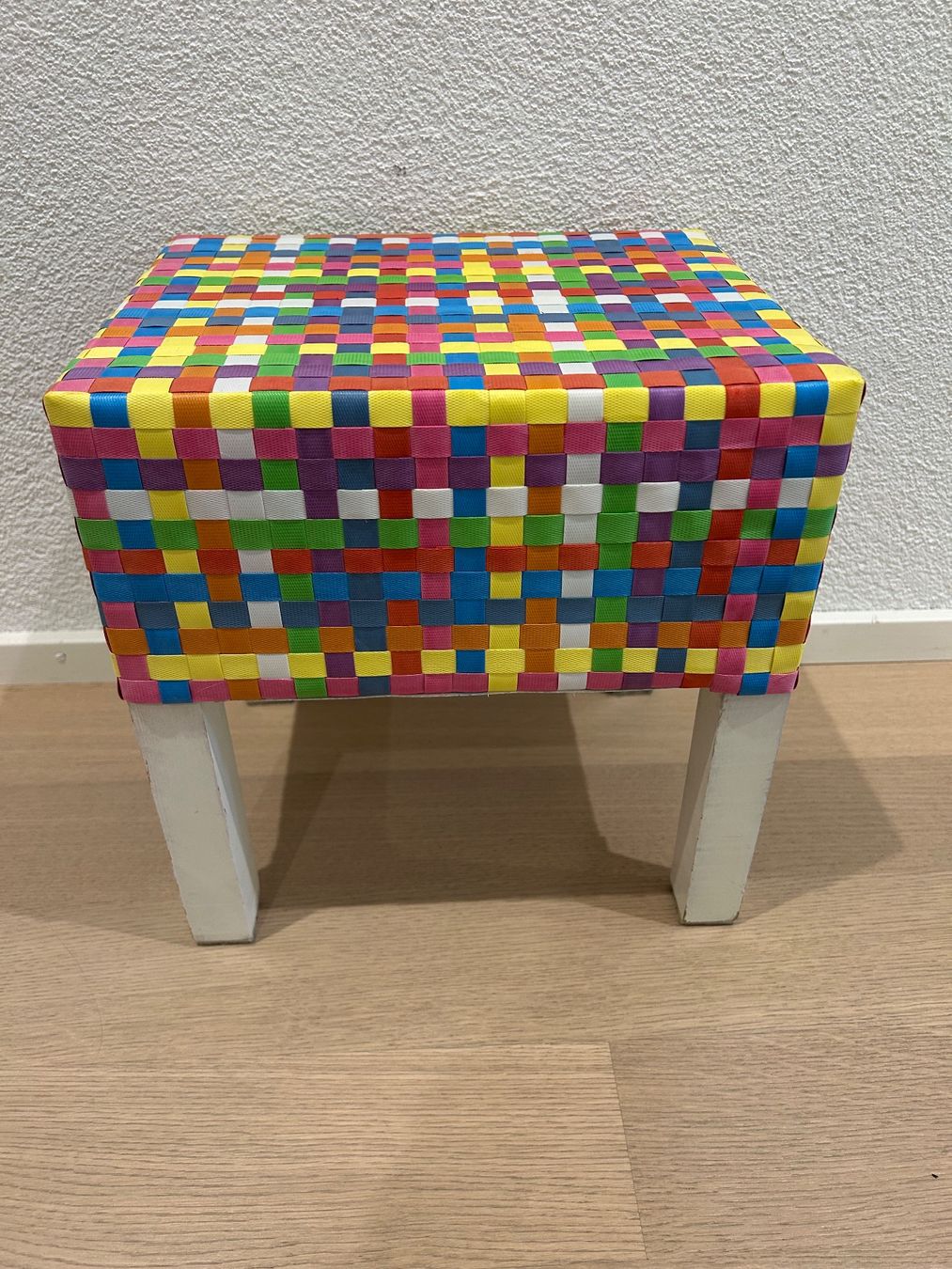 Tabourets: Bunter Hocker oder Nachttisch mit Webmuster – D'occasion à Zürich par Sommerfrau01 1