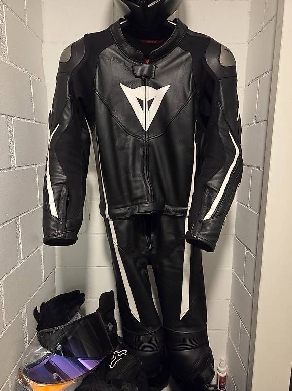 Dainese Anzüge: Dainese Lederkombi Gr. 48 – Gebraucht aus Weisslingen von N.h.zh