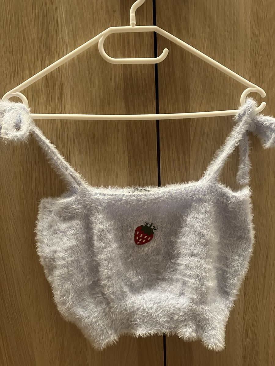 Top: Fluffy Blue Strawberry Crop Top, S – Nuovo (secondo la descrizione) da Horgen venduto da Elizhadz