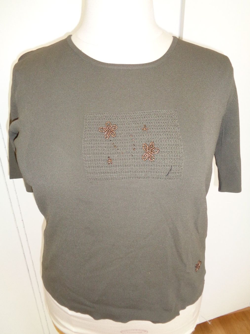 T-shirt: T-shirt kaki T. 44 – Usato da Marin-Epagnier venduto da Madja