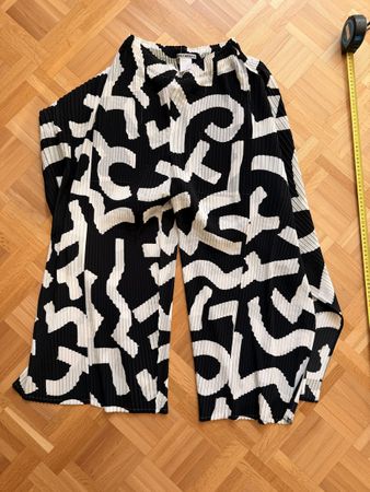 Issey Miyake Hose schwarz weiss gemustert Grösse 2