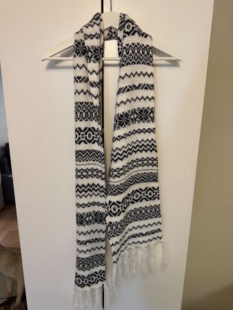 Weisser Schal mit schwarzem Muster