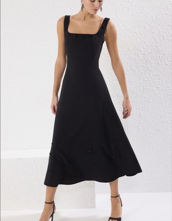 Elegantes, schwarzes Midikleid mit Perlen, Grösse 38