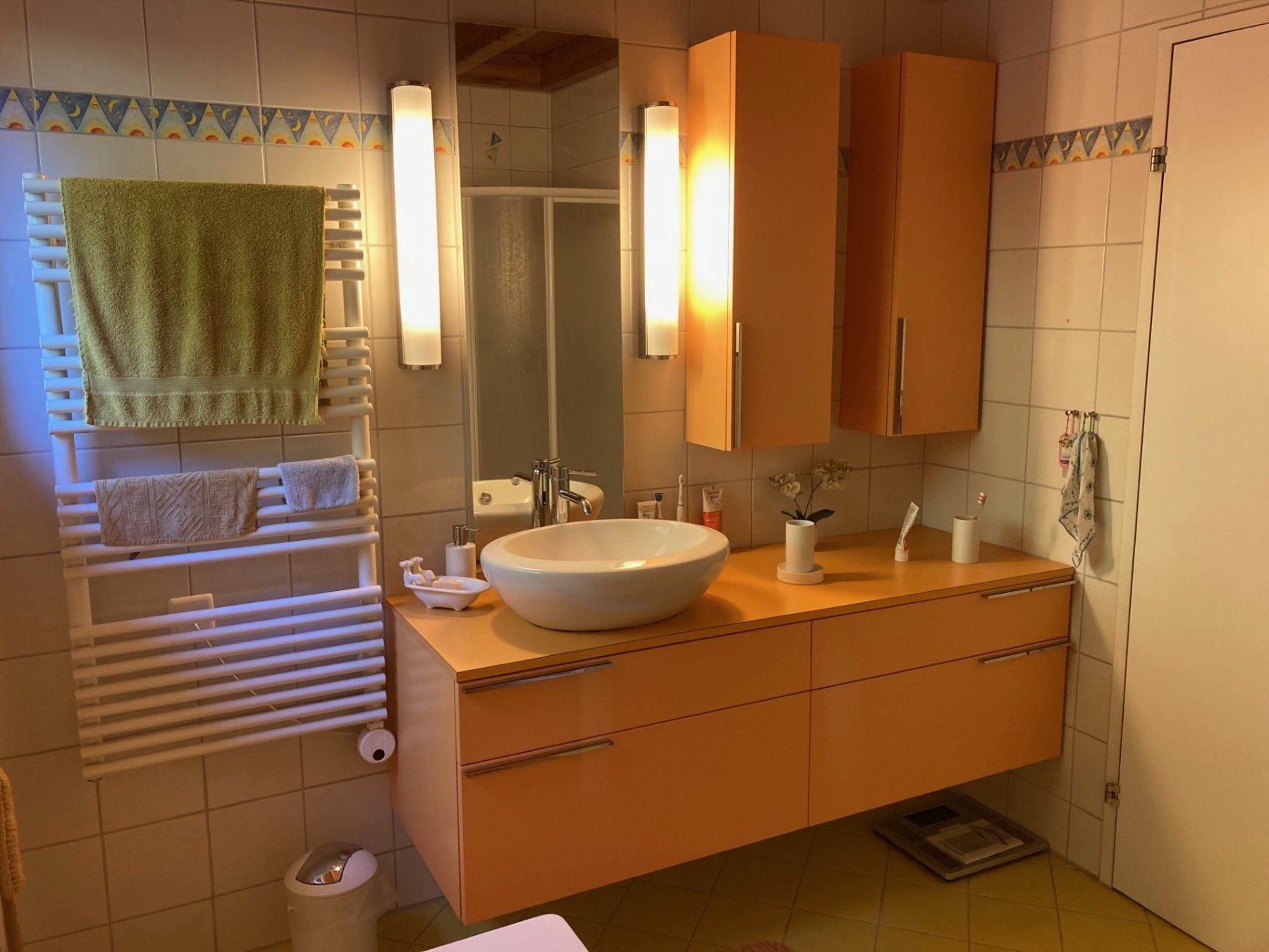 Mobili per bagno: Badezimmer-Möbel-Set in Orange – Usato da Küttigen venduto da Fachstelle