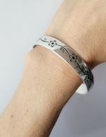  Bracelet jonc rigide argenté — Motif floral