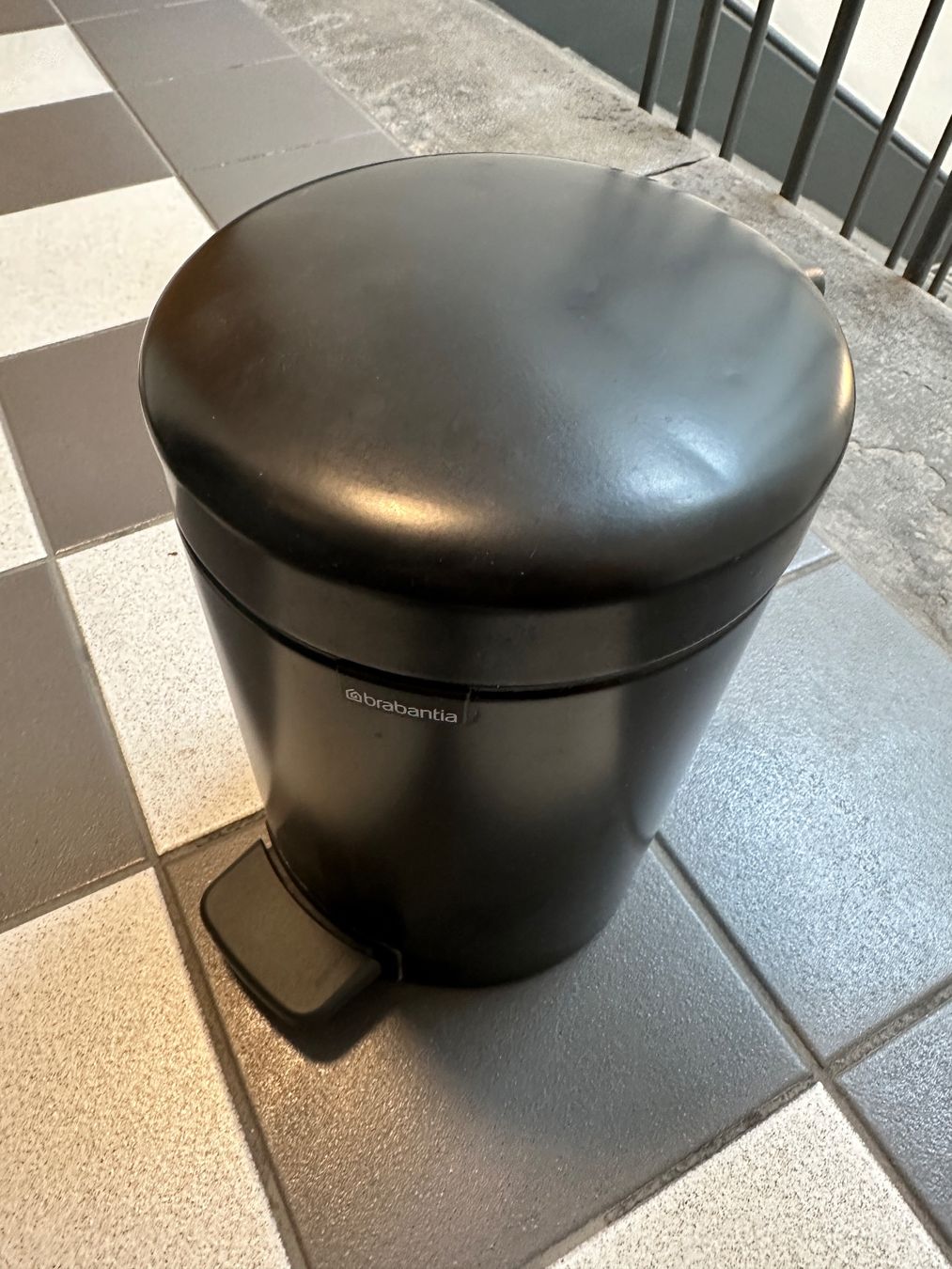 Brabantia Cestini per rifiuti: Brabantia NewIcon Treteimer Mattschwarz 5L – Usato da Lausanne venduto da brixton 7