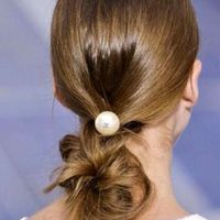 Chanel Haargummi mit grosser Perle und CC-Logo