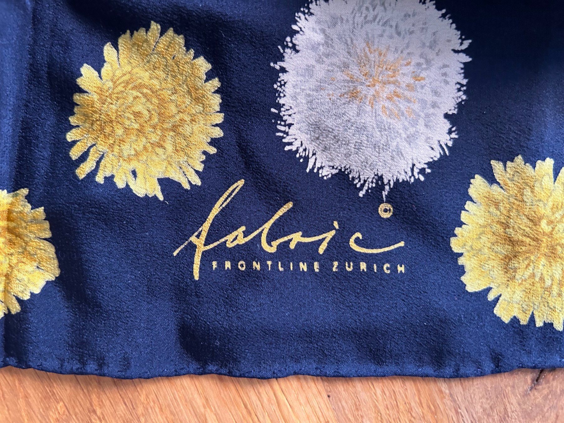 Fabric Frontline Foulards, Tücher & Schals: Seidenschal Fabric Frontline – Neu (gemäss Beschreibung) aus Binningen von Kilini 1
