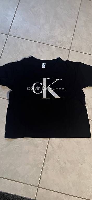 T-shirts: Guess  adidas und calvin klein – D'occasion à Wil SG par smu_l76j 1