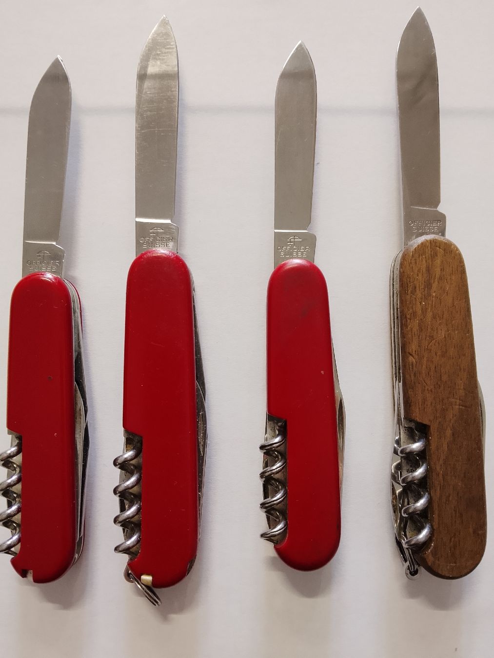 Victorinox Taschenmesser: 4 x Victorinox Sackmesser  – Gebraucht aus Biel/Bienne von Vintage-timearts 1