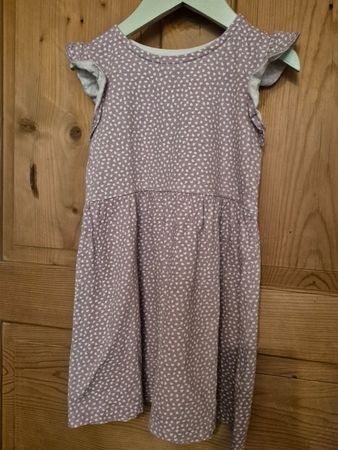 Süsses H&M Kleid mit Herzchenmuster, lila Grösse 98/104