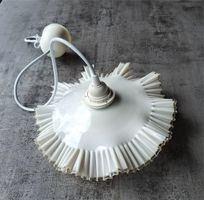 Hängelampe mit Jugendstil-Glasschirm mit Rüschen
