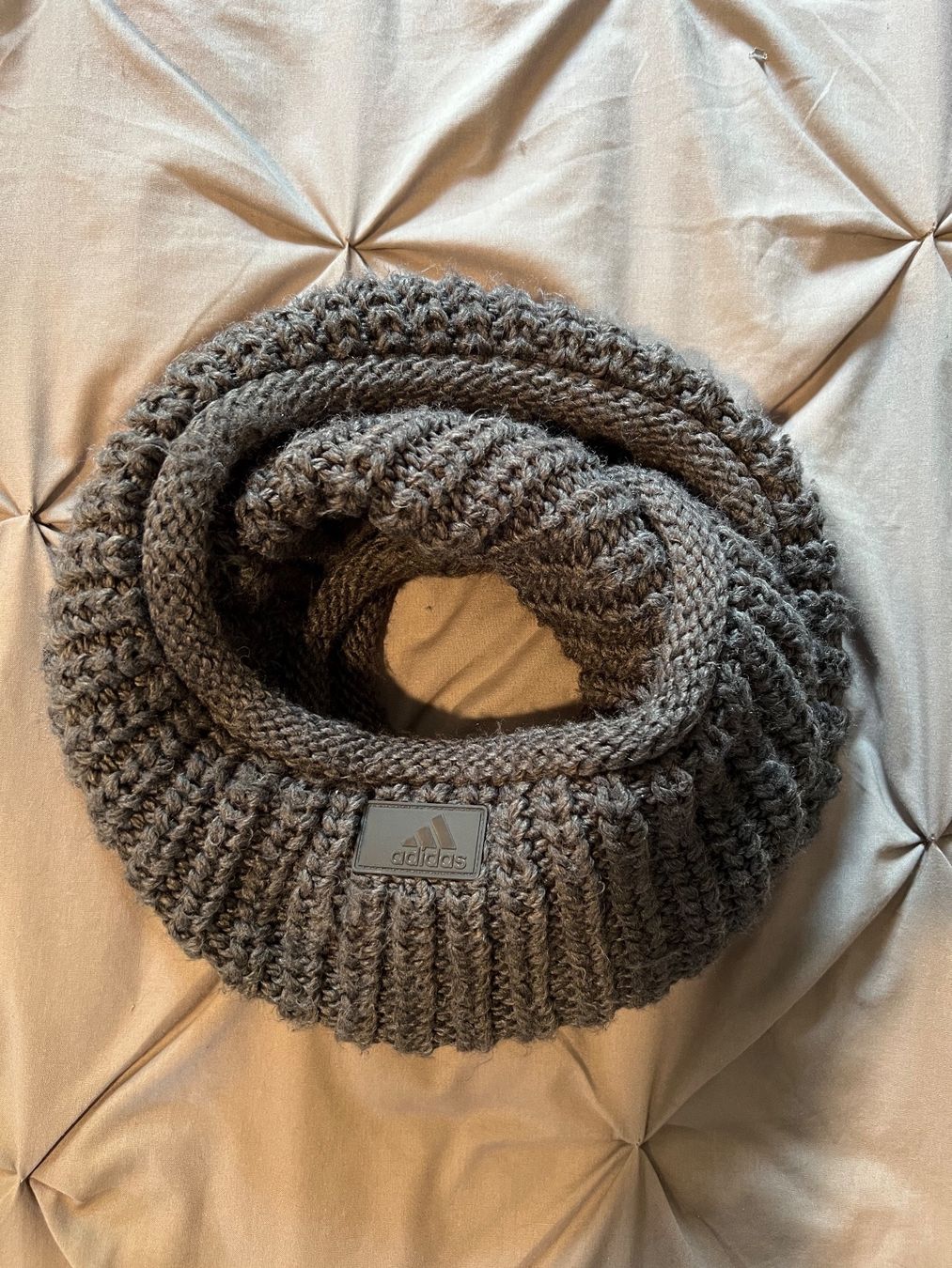 Foulard & Sciarpe: ADIDAS  Schal grau – Usato da Zurich venduto da Alinecnicolet 1