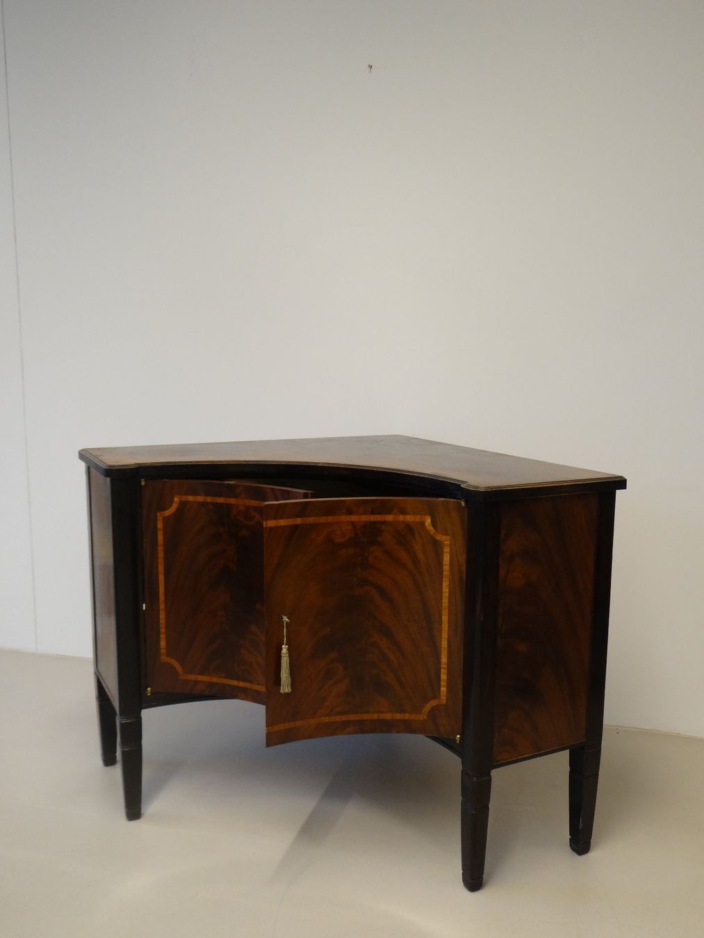 Cassettiere: Einzigartige Art Deco Eck-Kommode Bar Schrank (HE33) – Usato da Basel venduto da B.W.B. 2