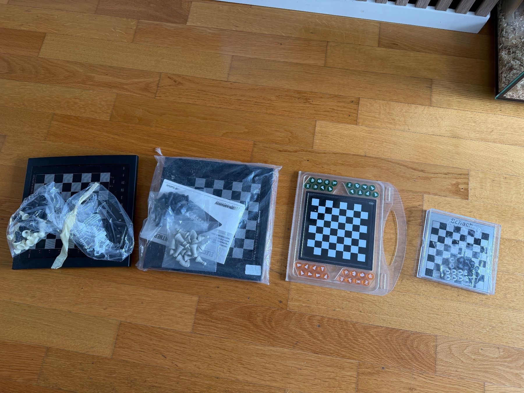 Giochi: 4x Schachbrett Spiele und Figuren – Usato da St.Gallen venduto da bubo2008