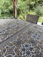 Chemin de table gris motifs géométriques bon état