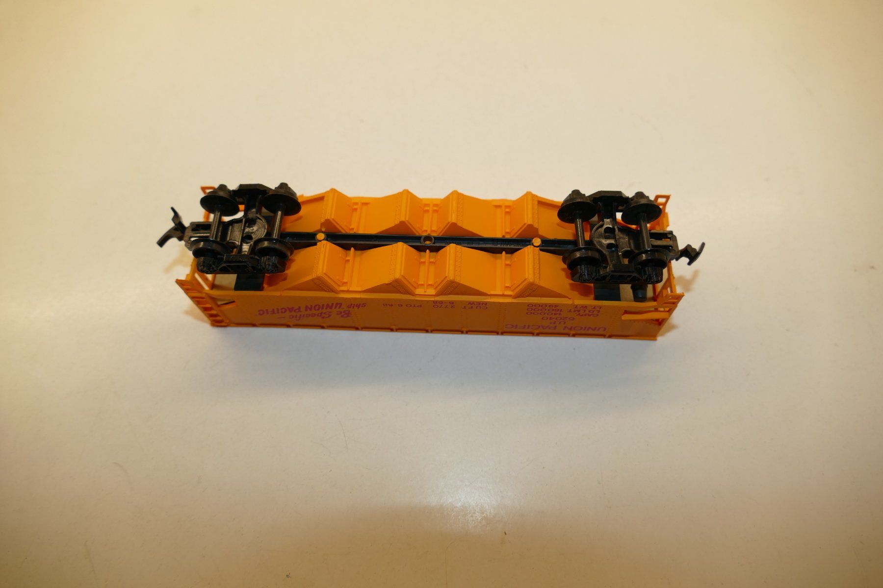 IHC Modelleisenbahnen: IHC H0: US Hopper Car Union Pacific – Neu und originalverpackt aus Niederhasli von rail-duerst 4