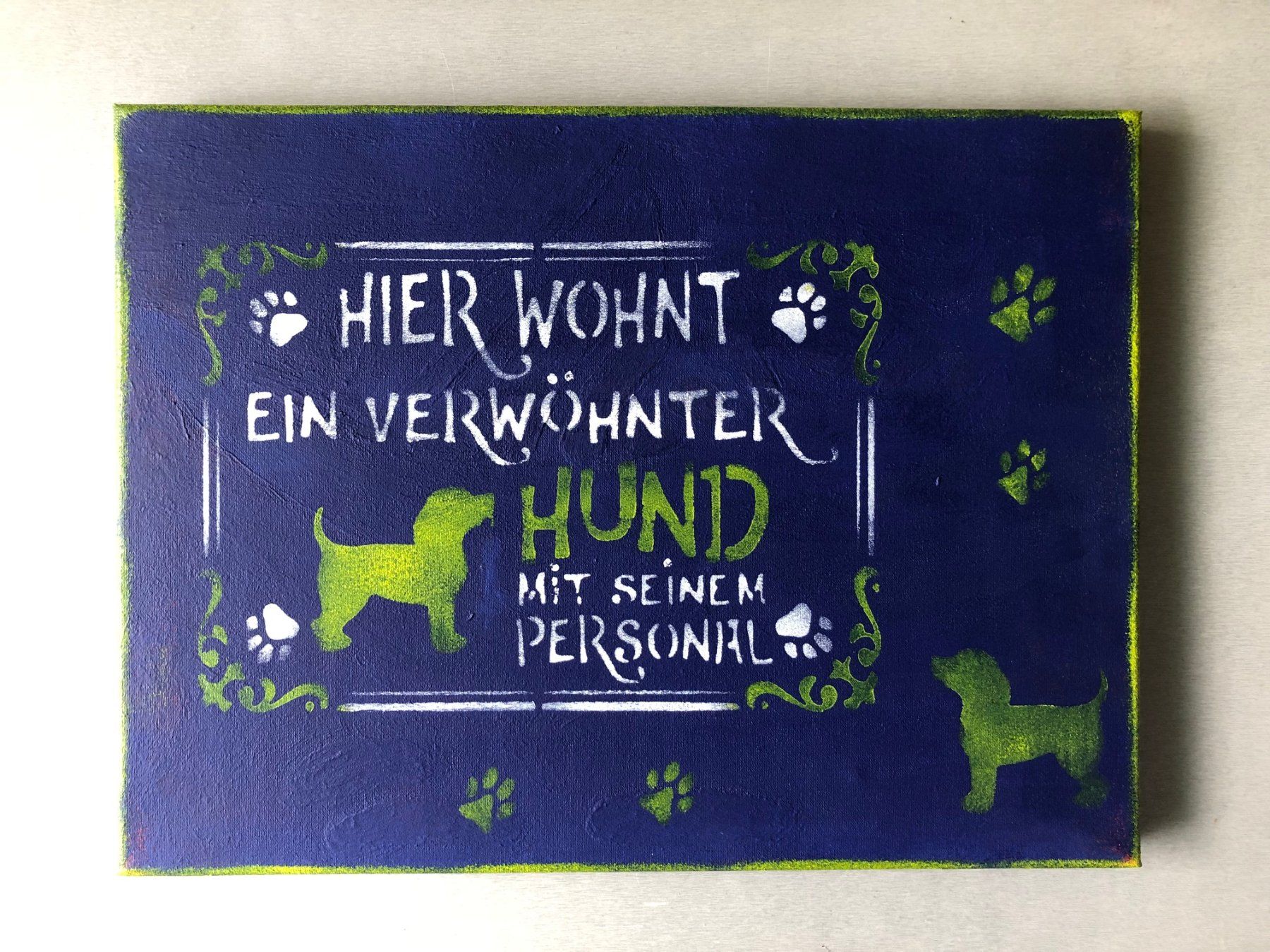 Foto & Immagini: Bild "Hier wohnt ein verwöhnter Hund..." – Usato da Buchs SG venduto da Handyman77 1