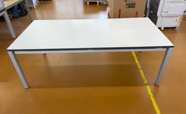 Bürotisch / Schreibtisch in Lichtgrau