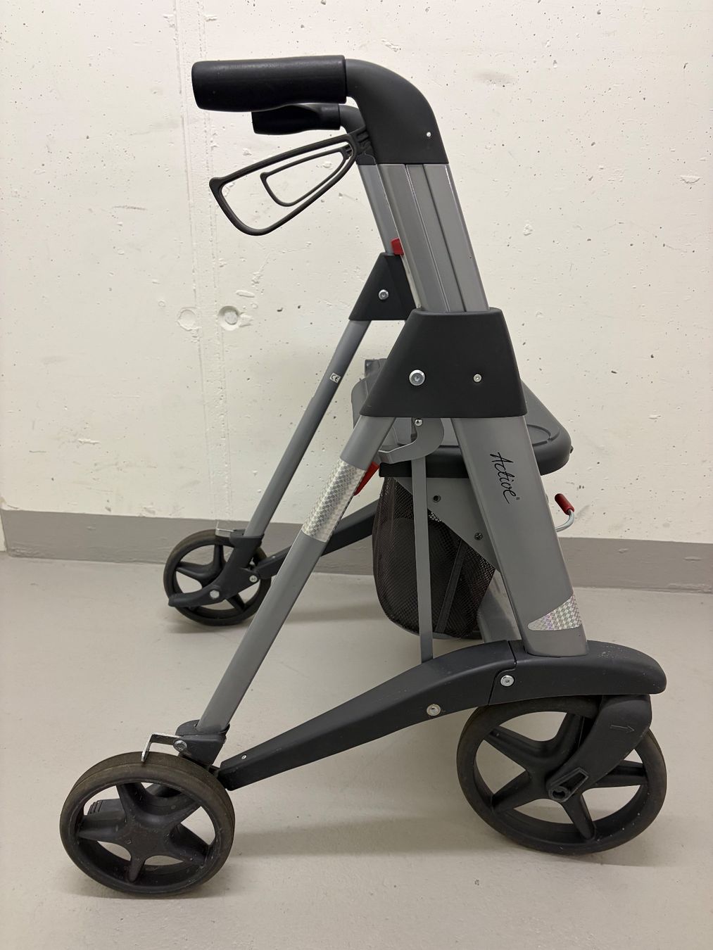 Gehhilfen: ROLLATOR Active Access -Testsieger Kassensturz NP 320- – Gebraucht aus Unterägeri von Sportster0