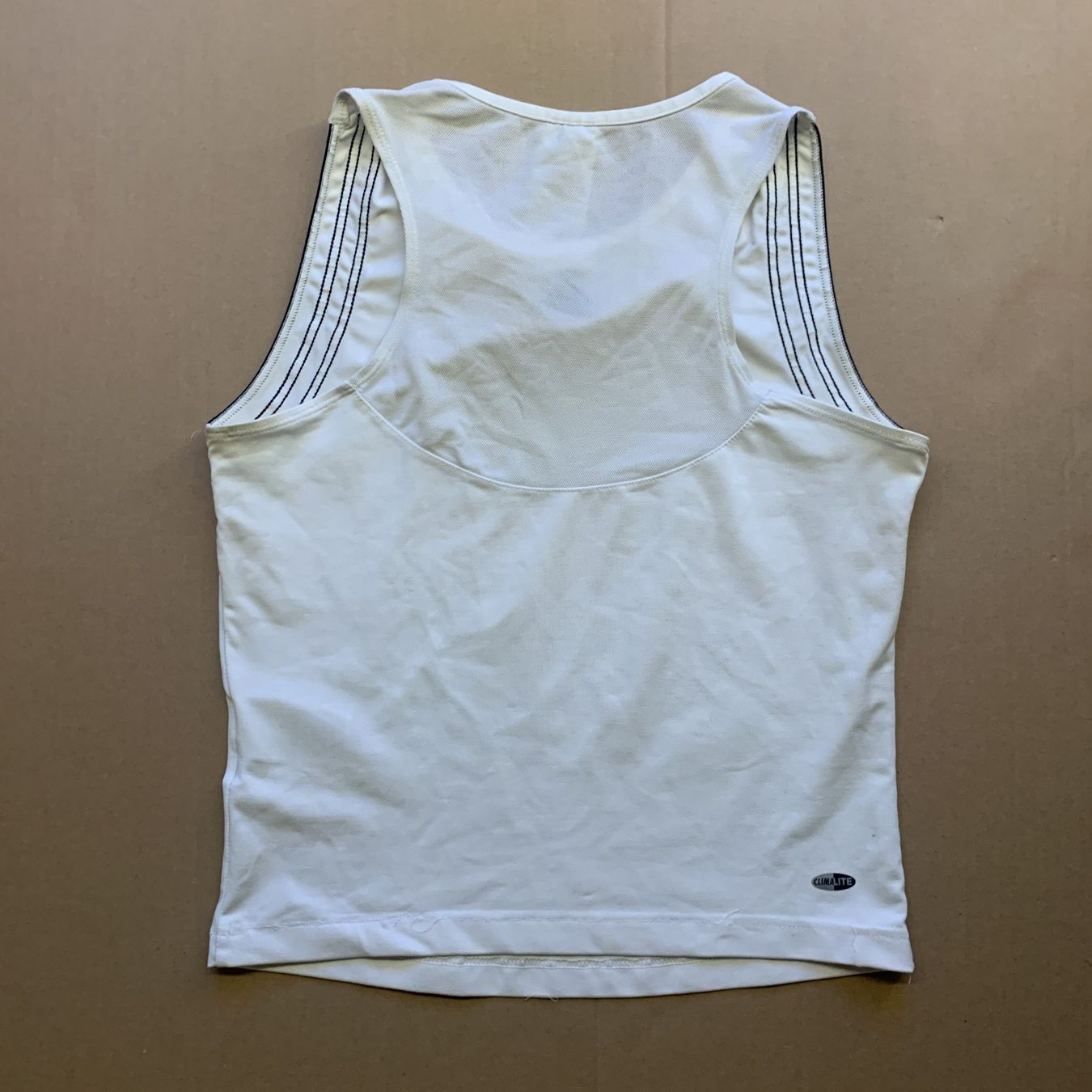 Adidas Top: Adidas ärmelloses weißes Oberteil – Usato da Chalais venduto da Decoarts.art 2