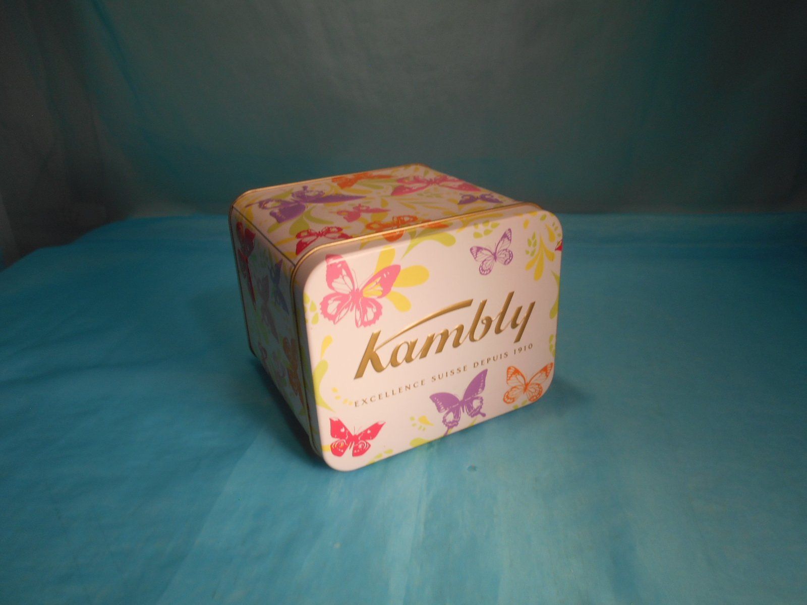 Kambly Sonstige Dekorationen & Accessoires: Kambly Blechbüchse mit Schmetterlingen, weiss – Gebraucht aus Bellach von JingleCherry 2
